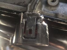 2 wires centre and to the left note the locking clip position 