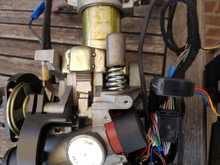 The black lever on the right side of this picture, that's covering some of the wiring loom controls the tilt.