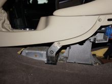 Remove the 2 torx-screws still holding the arm-rest piece onto the car-body.