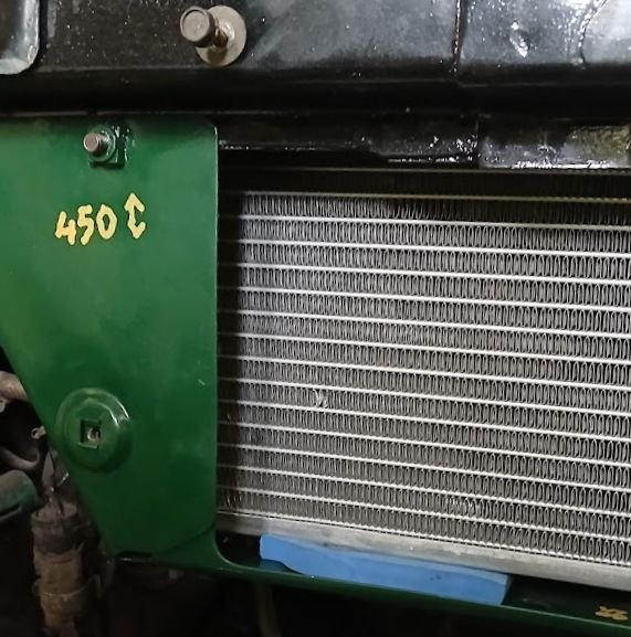 I used the original lower support, just had to redrill the 2 holes for the locator pins to go into, then using a bit of eva foam, I gave the radiatora bit of support. I did the same at the top.