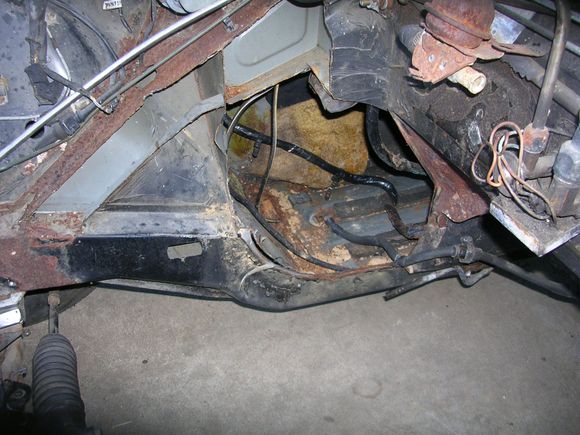 Passenger inner fender / footwell