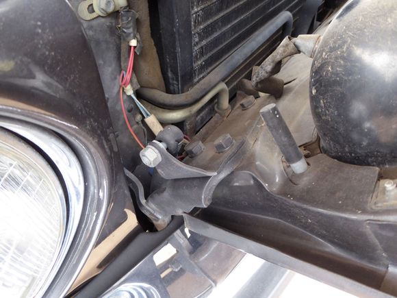 Right side shock, notice only 90 degree bend on bracket.