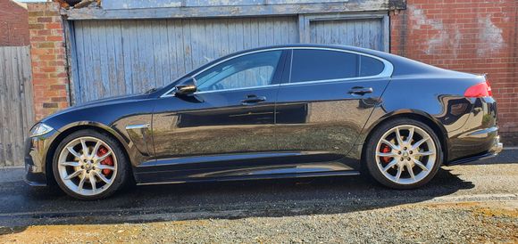 Maxton side skirts, rear windows tinted