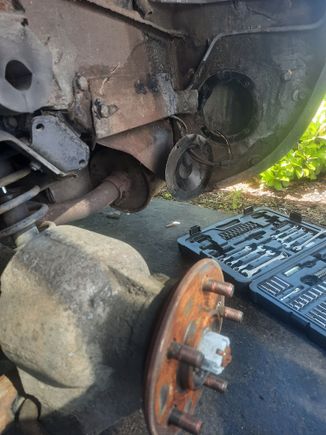 I thought the relief valves would be by that mount but i dont see any fuel line? I didnt try taking off that big bolt. no sender either? maybe what i read was for older models.