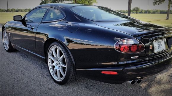    2005 Jaguar XKR Coupe - Onyx/Ivory