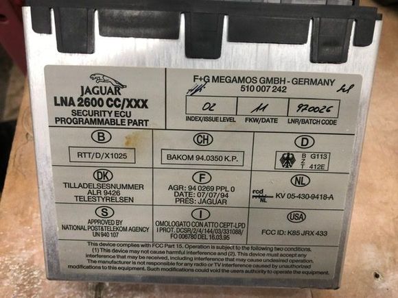 No sign of any corrosion or water damage on contacts or boards