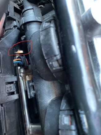 Is this thing supposed to be disconnected?  It’ss very thin hex nut at the stuck end of the fuel rail.

