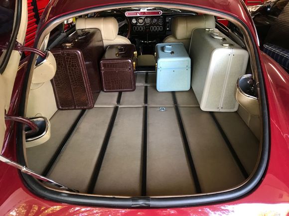 Vintage Samsonite, time appropriate luggage.