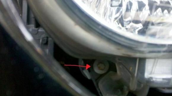 2014 08 08 XJR Headlamp bolt 1