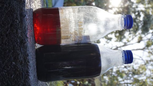 The old fluid in there was unbelievably dirty (black, right). After the first hectic 5-10 seconds, I asked the helper to start the car without steering wheel action until I say STOP: That resulted in the clean fluid output of the left bottle, i.e. that was already the new fliid, which came back out.