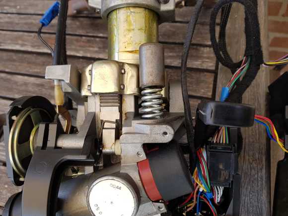 The black lever on the right side of this picture, that's covering some of the wiring loom controls the tilt.