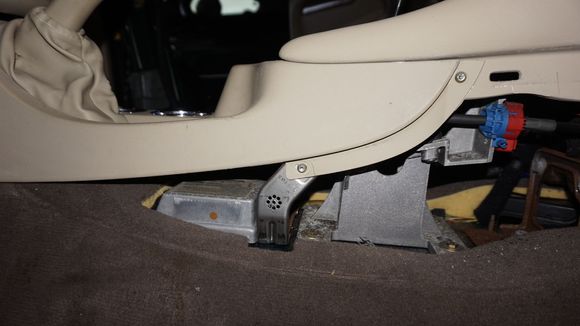 Remove the 2 torx-screws still holding the arm-rest piece onto the car-body.