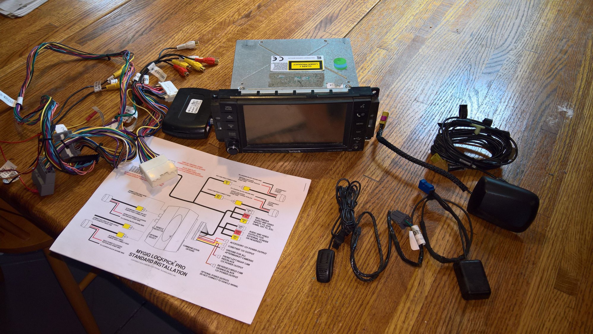 MYGig 730N RER Navigation radio with antennas The top