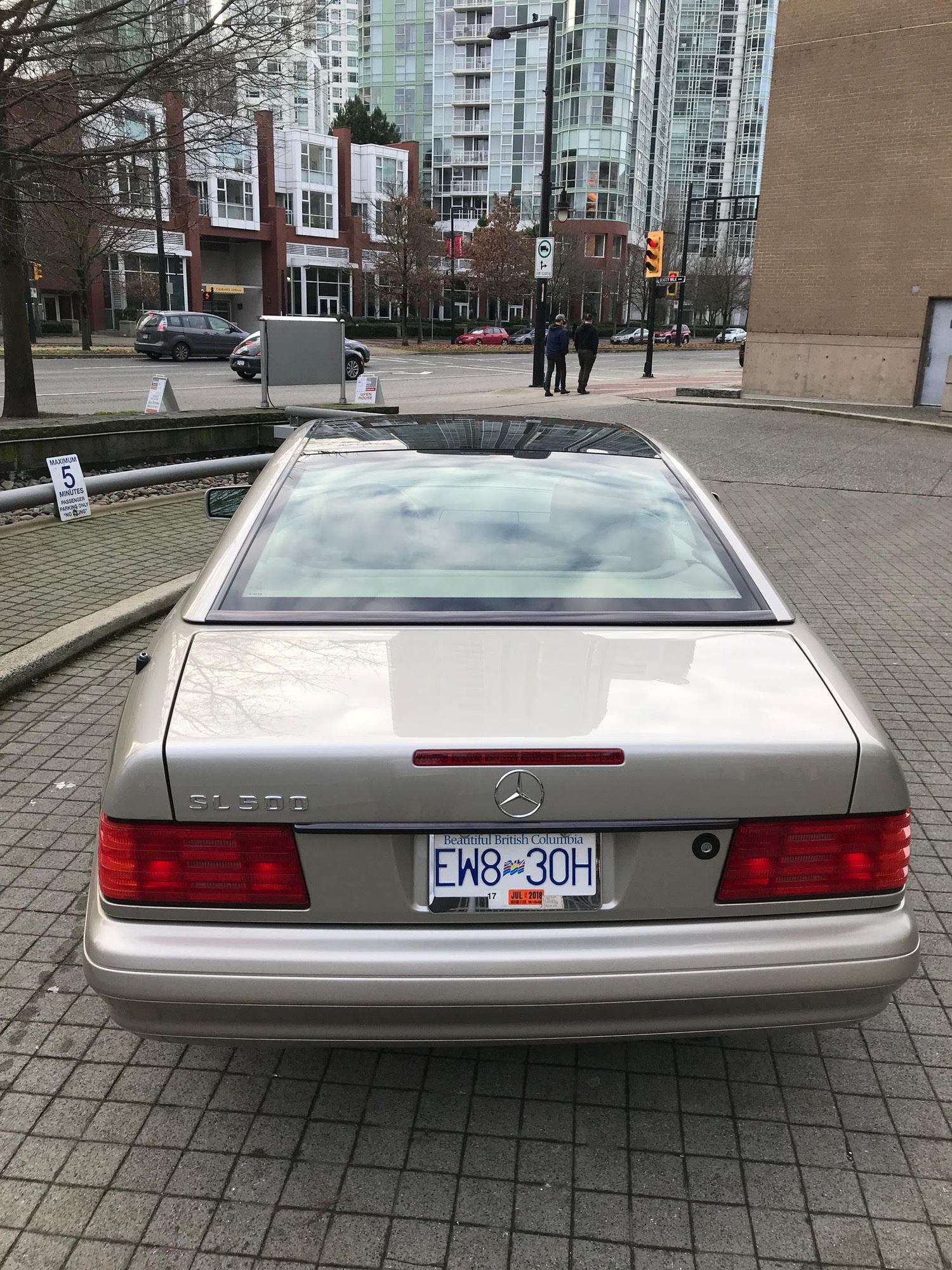 1998 Mercedes-Benz SL500 - 1998 Mercedes SL500 with Panoramic Glass Top - Used - VIN WDBFA67F0WF169623 - 32,000 Miles - 8 cyl - 2WD - Automatic - Convertible - Beige - vancouver, BC v6b6j7, Canada