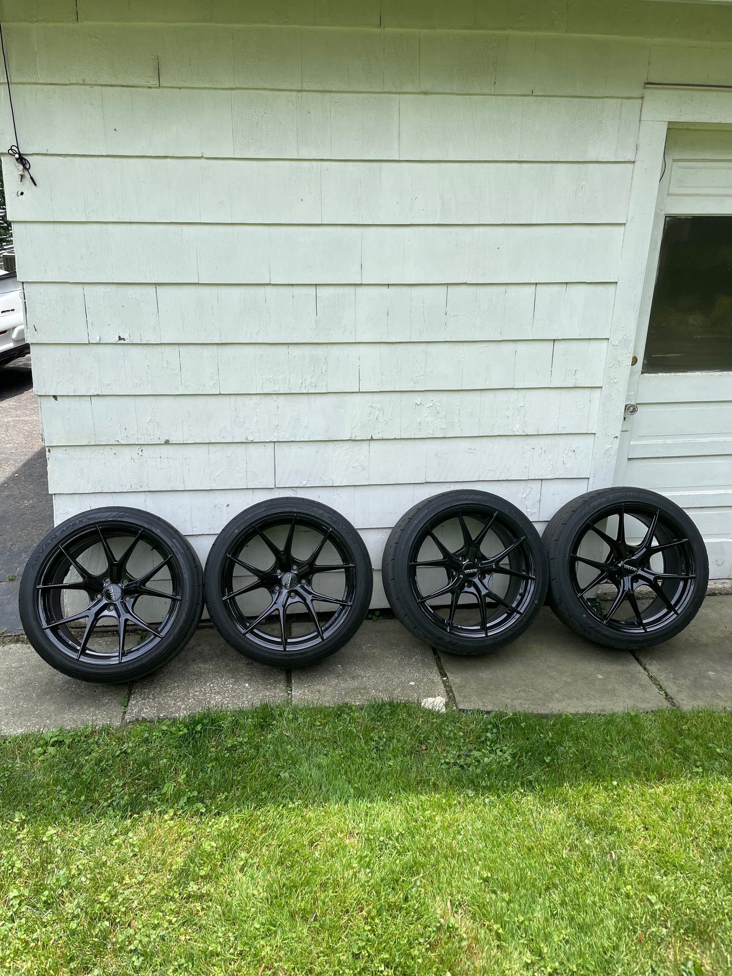 Wheels and Tires/Axles - 5x112 Varro 19x8.5 19x9.5 Staggered Gloss Black With Like New Yokohama Apex Tires - Used - 2017 to 2023 Mercedes-Benz C43 AMG - Elmira, NY 14905, United States