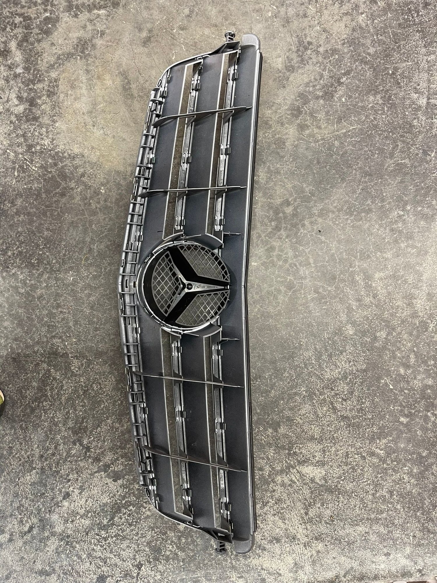 Exterior Body Parts - W204: OE MB C-Class Front Grille (2008-2014) - Used - 2008 to 2014 Mercedes-Benz C-Class - Lincolnshire, IL 60069, United States