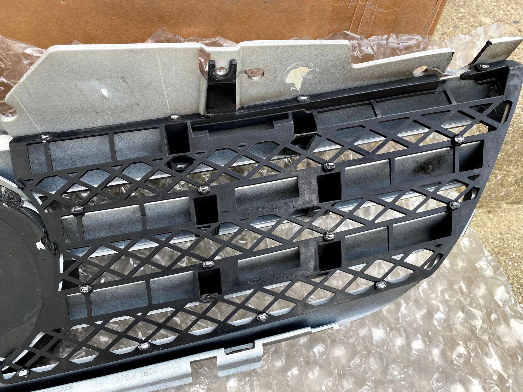 Exterior Body Parts - R230 Grille For Sale - Used - 2003 to 2008 Mercedes-Benz SL-Class - Lincolnshire, IL 60069, United States