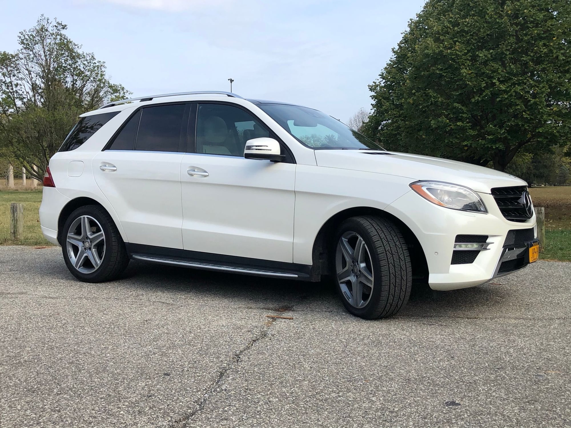 2013 Mercedes-Benz ML550 - 2013 Mercedes ML550 w/ On-Off Road Package - Used - VIN 4JGDA7DB7DA062882 - 179,000 Miles - 8 cyl - AWD - Automatic - SUV - White - Indianapolis, IN 46205, United States
