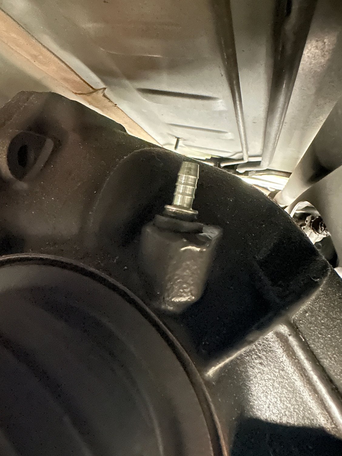Stick something in here to make sure this bar fitting is clean, especially if oil has been cooking in there. It means water has also likely gotten in. So change the fluid jig you�re unsure of quality. 