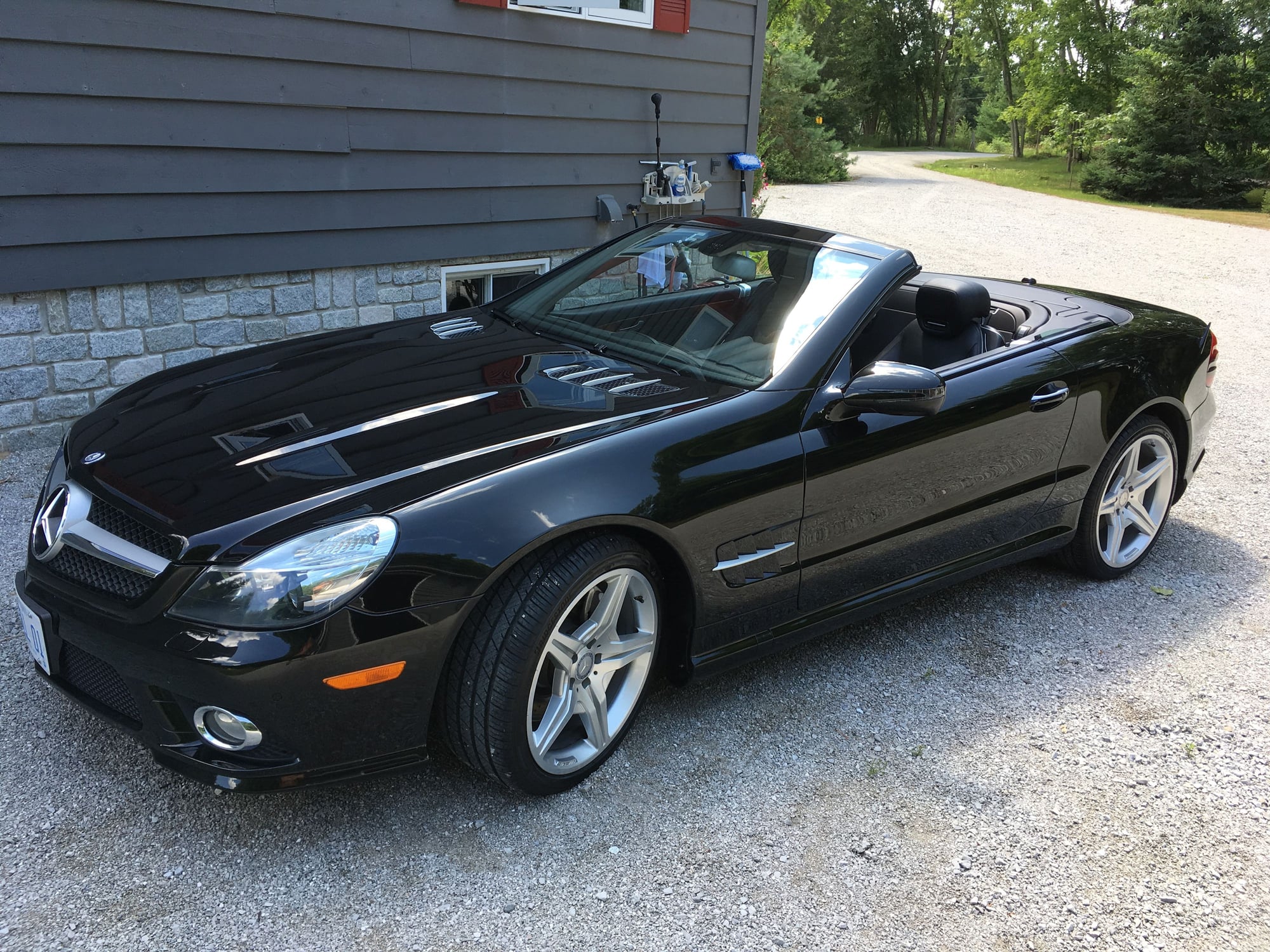 2011 Mercedes-Benz SL550 - 2011 SL550R Excellent condition! - Used - VIN WDBSK7BA2BF166357 - 8 cyl - 2WD - Automatic - Convertible - Black - Washago, ON L0K2B0, Canada