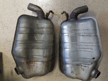 Right/Left OEM exhaust, and good condition. No dings, or dents. More pics if interested.Tks