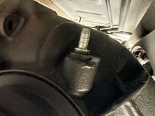 Stick something in here to make sure this bar fitting is clean, especially if oil has been cooking in there. It means water has also likely gotten in. So change the fluid jig you’re unsure of quality. 