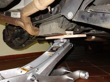 Jack placed under differential carrier