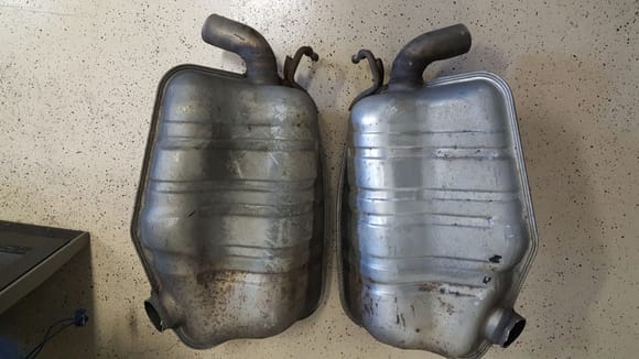 Right/Left OEM exhaust, and good condition. No dings, or dents. More pics if interested.Tks