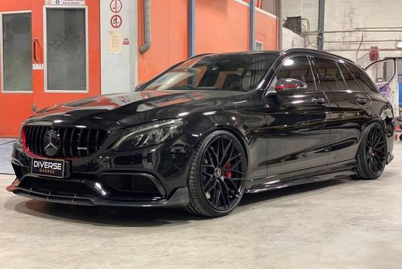 The beat now wearing a new Panamericana GT front frill, Brabus front Splitter, PSM side skirts and Carbon side mirror covers... all fitted in July this year 

