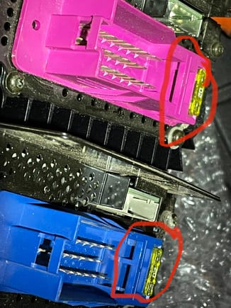 note the pink amp has an open slot while the blue amp as a divider in the slot which is what you have to grind down/remove to make the blue amp (sedan) work in the WAGON