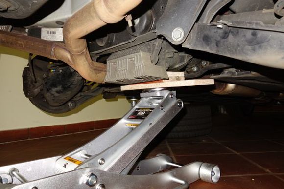 Jack placed under differential carrier