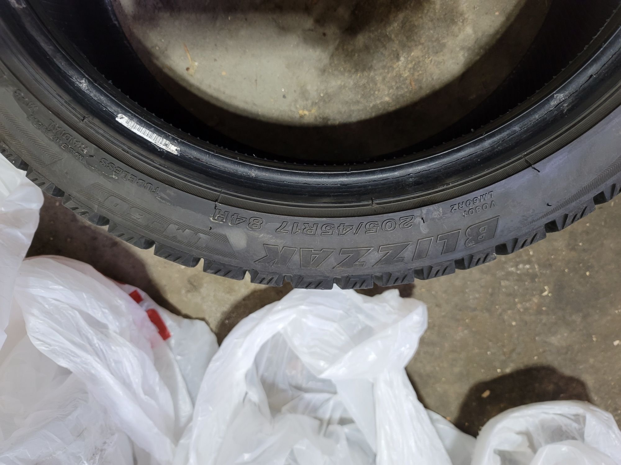 Wheels and Tires/Axles - Set of 4 Bridgestone Blizzak LM-60 RFT Winter Tires - Used - 0  All Models - Des Moines, IA 50311, United States