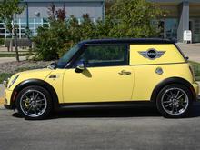 9276Mini Cooper at Schoo side view