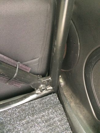 Diagonal bar lower mount on passenger side at the joint between the roll bar and lower cross bar