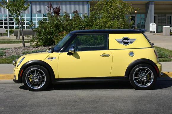 9276Mini Cooper at Schoo side view