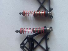 Front and rear shock towers with non-threaded shock bodies. 