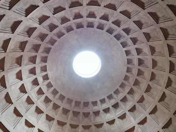 And a little stop at the Pantheon. This is a temple whose roof has an opening in its roof. Along with some royals, Raphael is also buried there
