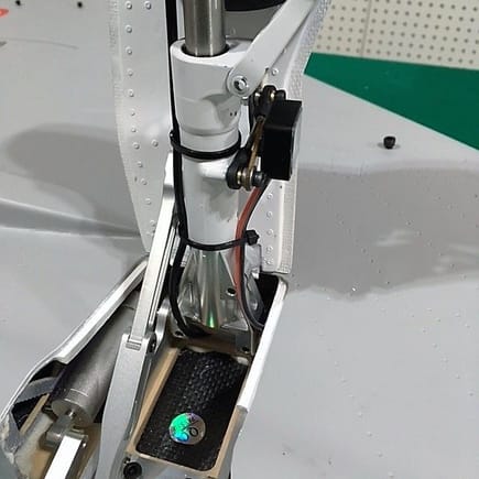 Right gear leg linkage installed