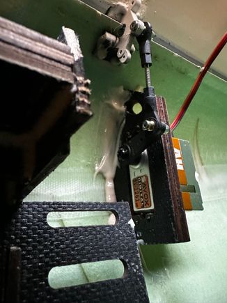 Nose door servo mount