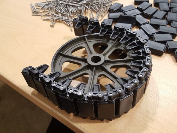 M5 Stuart type tracks with guides on the outside.