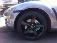 Debut of the new stock wheels, painted black and calipers/center-caps painted teal. Shexy