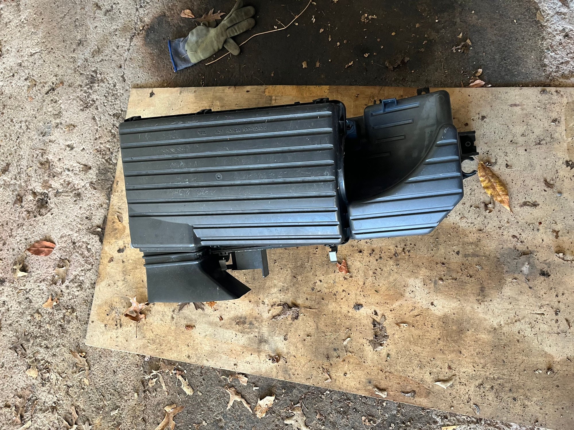 Engine - Intake/Fuel - OEM Airbox - Used - 0  All Models - Wh, CT 06119, United States