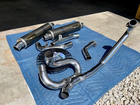 Pretty clean carbon Two Brothers pipes scored on EBay a while back...probably box up the High-Mounts in case I ever opt for them again and she lets me back on a solo setup haha