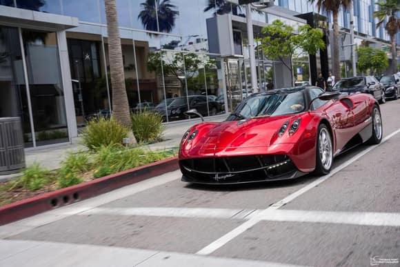 Rosso Dubai Huayra. By Thomas Vont Photography