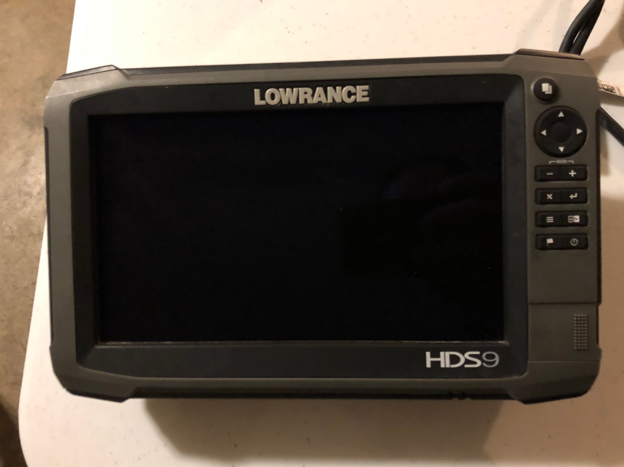 FS Lowrance HDS 9 Gen 3 with structure scan transducer - The Hull