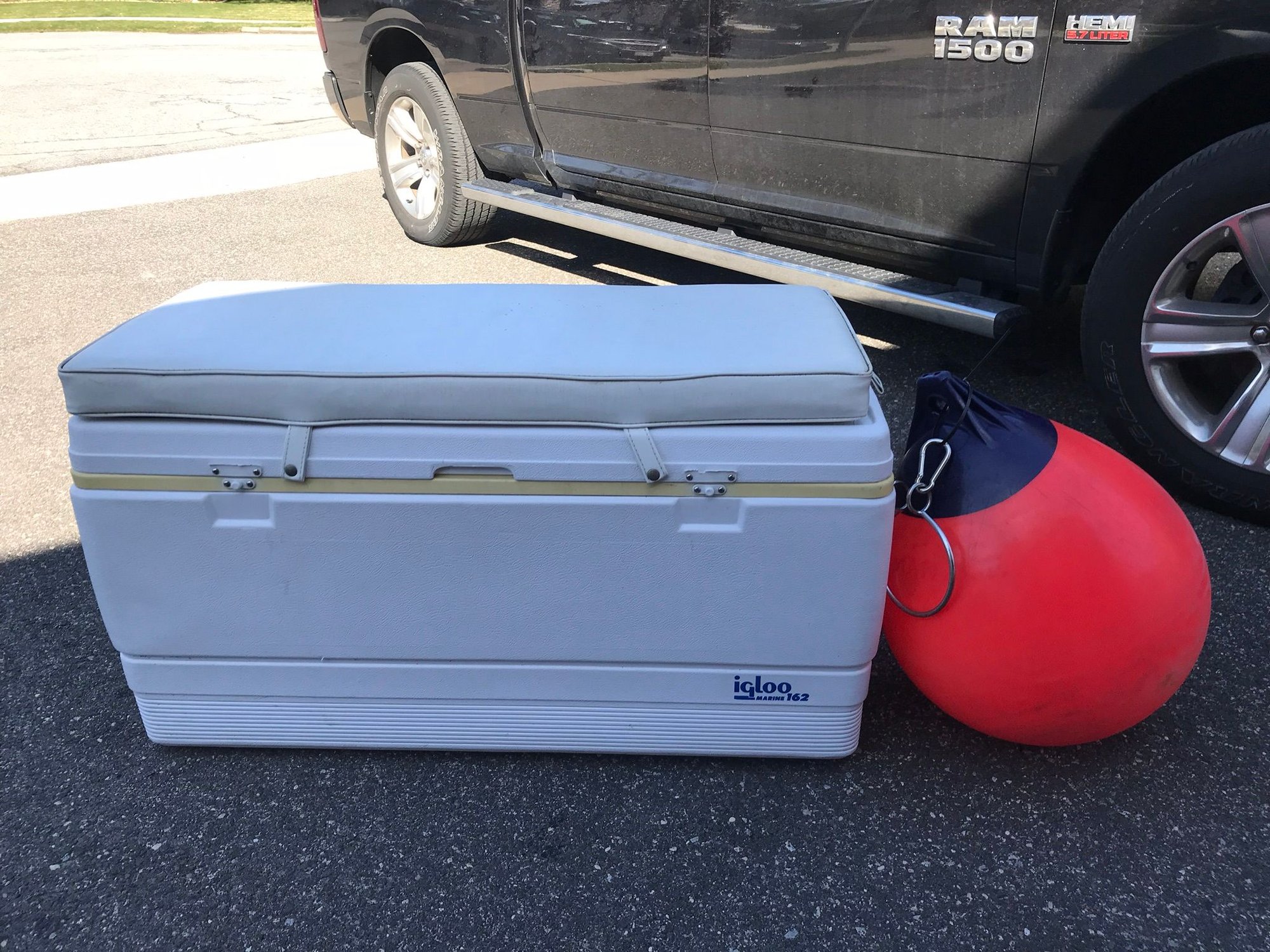 162 Igloo Marine Cooler w/custom Seat and Large anchor ball (New York