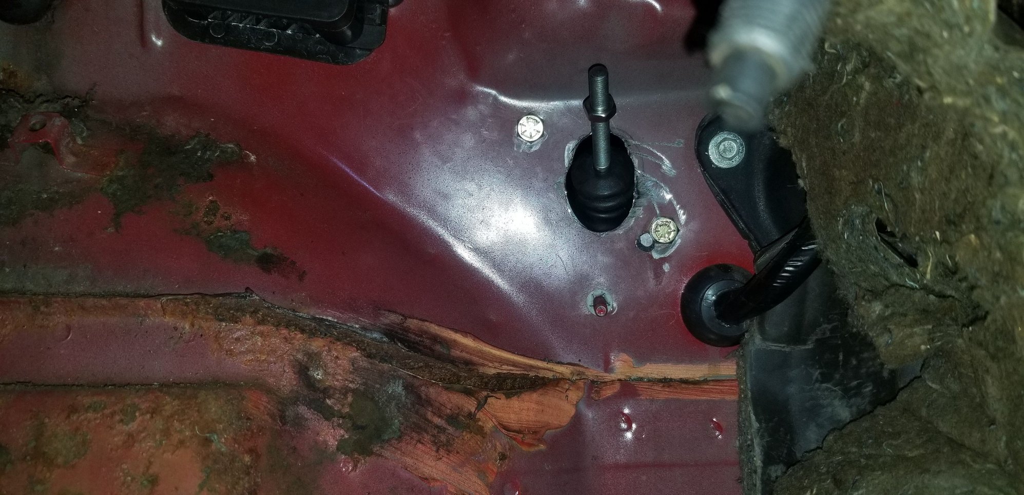 The hole wasnt fully finished here, you can see that the rubber boot was still contacting the edge