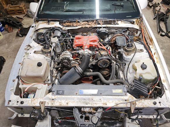 2.8 v6 motor and 700r4 transmission. 