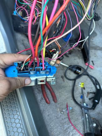 I think the 2 reds are the only ones with power.