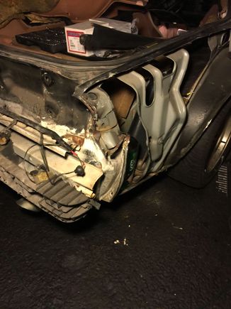 That's the corner with the most damage. I'll have to bang it into shape and weld what's needed to fit the new panel